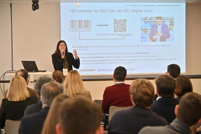 La gerente de Estándares de GS1 Spain, Elena Campdelacreu, en la jornada 'Del código de barras al código QR' organizada por Aecoc.
