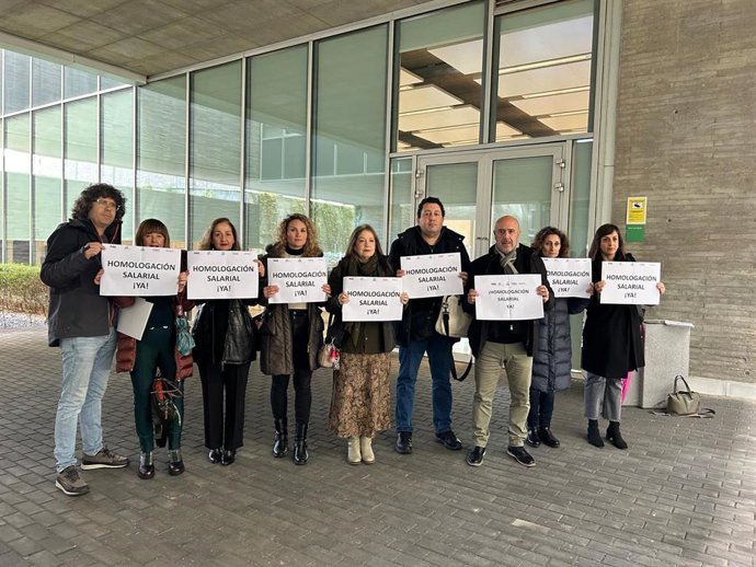 Sindicatos con representación en la Mesa Sectorial de Educación Pública de Extremadura, durante una protesta para reclamar una subida salarial.