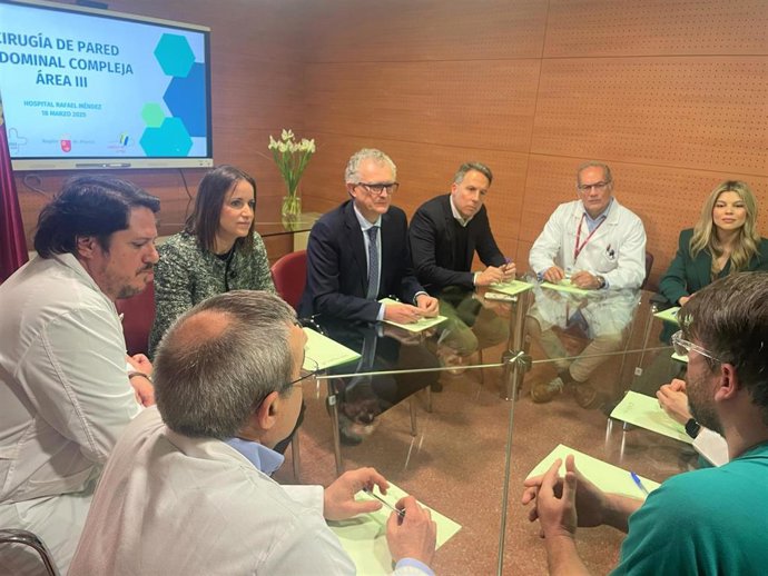 El consejero de Salud, Juan José Pedreño, acompañado por la gerente del Servicio Murciano de Salud (SMS), Isabel Ayala, y el alcalde Lorca, Fulgencio Gil, en un encuentro con responsables del hospital Rafal Méndez de Lorca