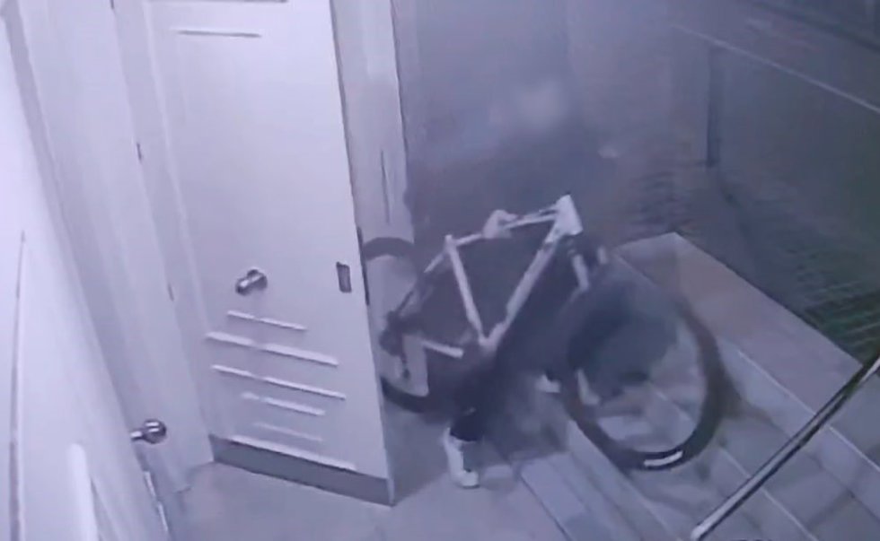 Imagen captada por videovigilancia del presunto autor robando una bicicleta