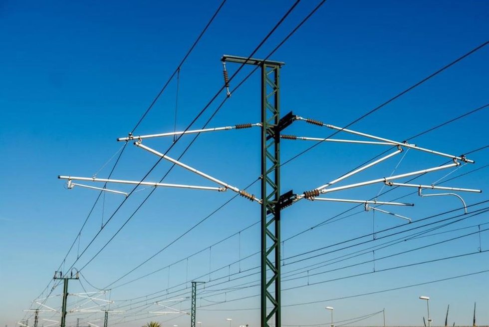 Archivo - Electrificación para cateneria en la estación de San Isidro (LAV Monforte-Beniel)