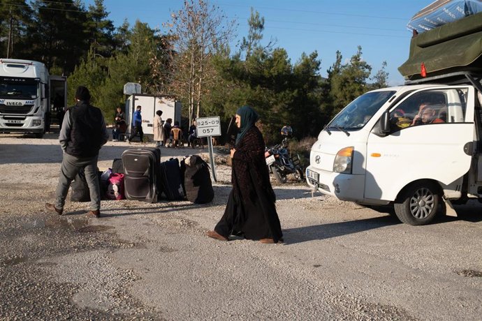 Archivo - Refugiados sirios en un puesto fronterizo entre Turquía y Siria en diciembre de 2024 (archivo)