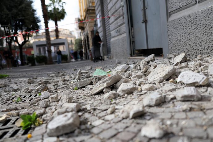 Imagem de arquivo de destroços em uma rua na Itália após um terremoto.