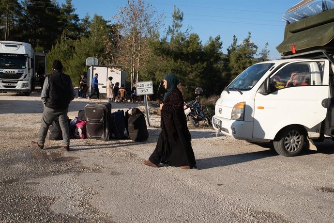 Archivo - Arquivo - Refugiados sírios em um ponto de passagem da fronteira entre a Turquia e a Síria em dezembro de 2024 (arquivo)