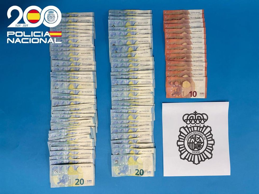 La policía recupera en Aranda 1.810 euros que un anciano estaba arrojando por la ventana de su casa.
