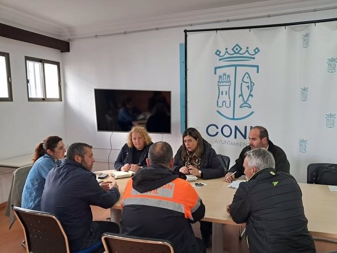 La alcaldesa de Conil con los servicios de emergencias evaluando daños provocados por la borrasca Laurence.