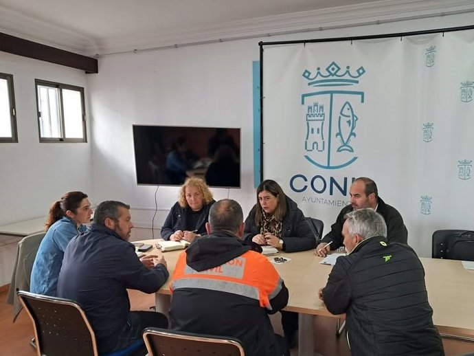 A prefeita de Conil com os serviços de emergência avaliando os danos causados pela tempestade Laurence.
