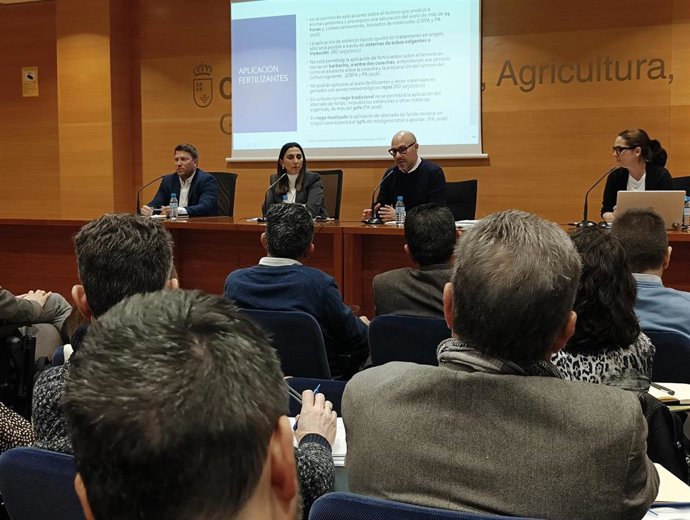 La consejera Sara Rubira en la reunión con representantes del sector agrario tras la publicación de la Declaración Ambiental Estratégica de los programas de actuación de las zonas vulnerables de la Región de Murcia y de la Zona del Campo de Cartagena