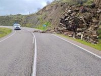 La lluvia provoca un desprendimiento de piedras sobre la Ex-390 que provoca el corte de la carretera