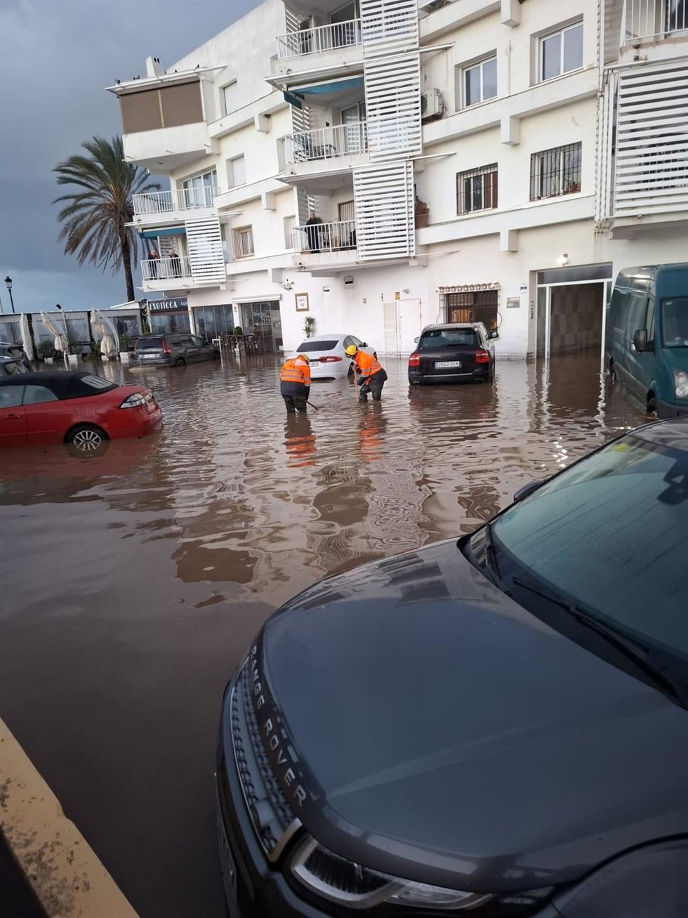 Evacuados media docena de vecinos de la urbanización Los Pinos por la crecida del río Guadaiza