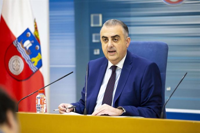 Archivo - El consejero de Fomento, Vivienda, Ordenación del Territorio y Medio ambiente, Roberto Media, en rueda de prensa