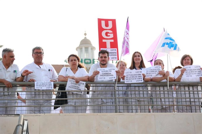 Archivo - Imágenes las protestas sanitarias en la puerta del  Hospital Virgen del Rocío de Sevilla, a 26 de junio de 2024, en Sevilla, Andalucía (España). 