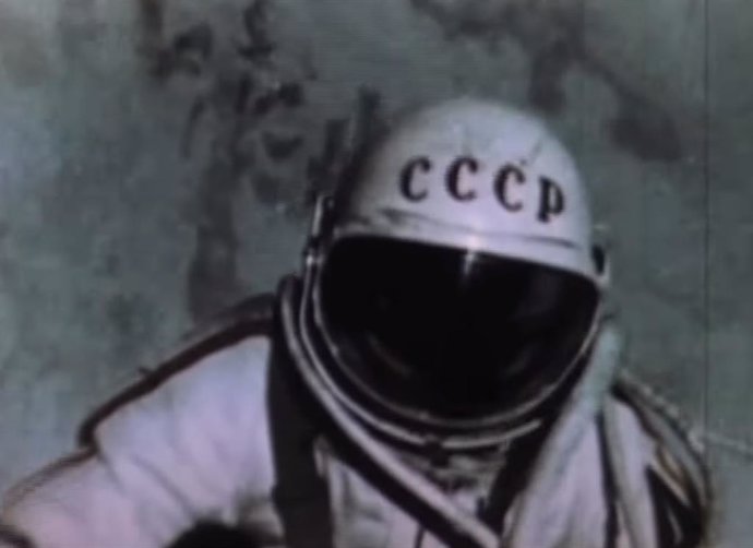Archivo - Alexei Leonov durante el primer paseo espacial