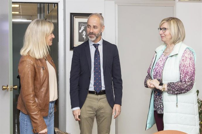 Archivo - Imagen de archivo de la alcaldesa de Castro Urdiales, Susana Herrán; el consejero de Educación, Sergio silva; y la directora general de Centros, Reyes Mantilla