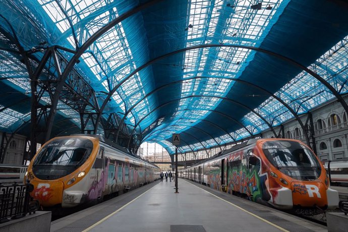 Dos trens a l'estació de França, on opera Rodalies