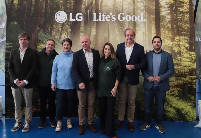 Representantes da LG Espanha posando para o Smart Green Movement.