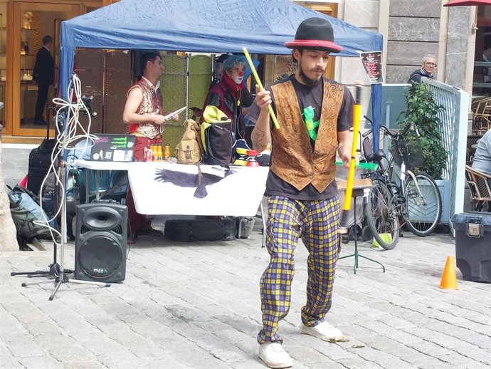 Artistas de calle participan en el acto reivindicativo organizado en Palma por la Plataforma de Entidades contra la Ordenanza (In)Cívica