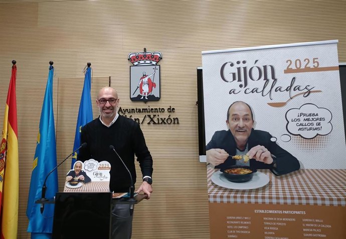 El presidente de Divertia Gijón, Óliver Suárez, en rueda de prensa en el Consistorio gijonés.