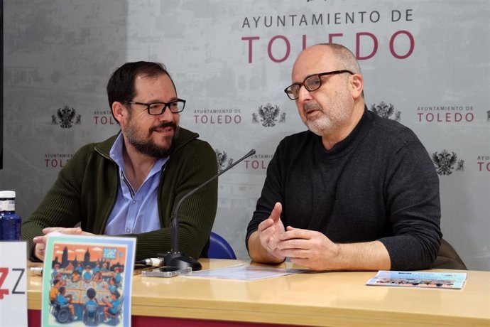 El concejal de Educación, Daniel Morcillo y el representante de la Asociación Española de Puzles, Fernando Martín.