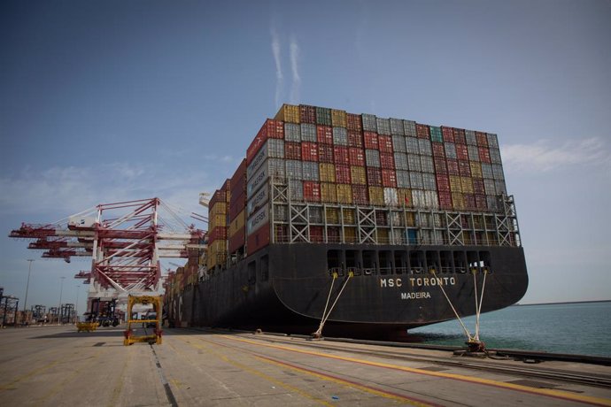 Archivo - Un vaixell al moll de descàrrega del Port de Barcelona