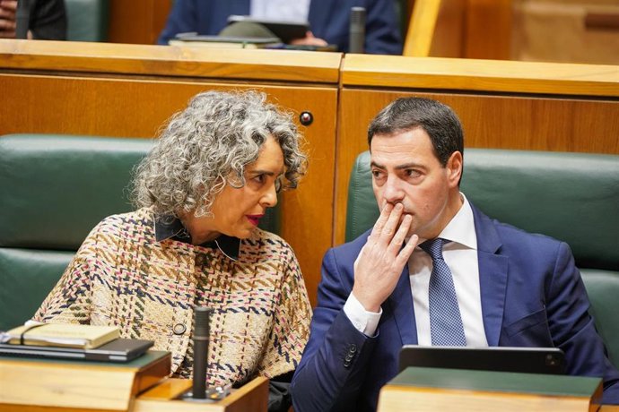 Archivo - La vicelehendakari primera y consejera de Cultura y Política Lingüística, Ibone Bengoetxea, y el lehendakari, Imanol Pradales