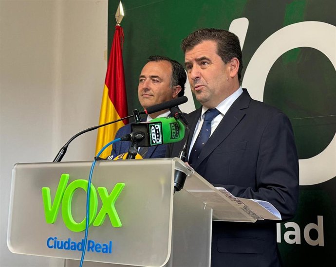 El concejal de Vox en el Ayuntamiento de Ciudad Real, Ricardo Chamorro, y el presidente del Grupo Vox en el parlamento autonómico, David Moreno.