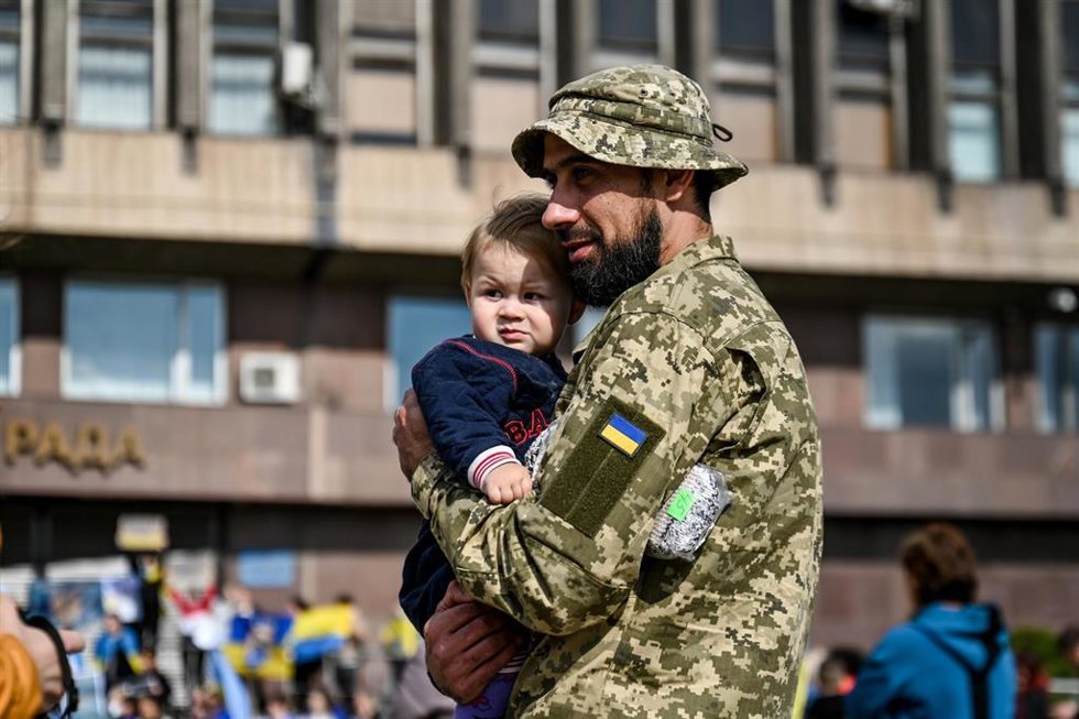 Archivo - Un soldado ucraniano con su hijo, imagen de archivo.