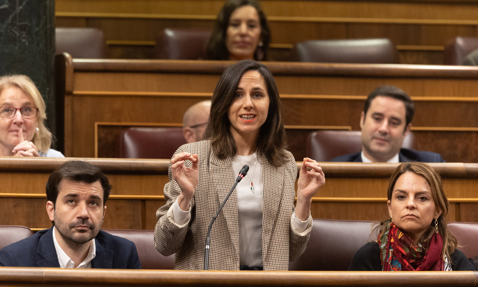 La portavoz de Podemos en el Congreso, Ione Belarra, interviene durante un pleno en el Congreso de los Diputados, a 12 de marzo de 2025, en Madrid (España).