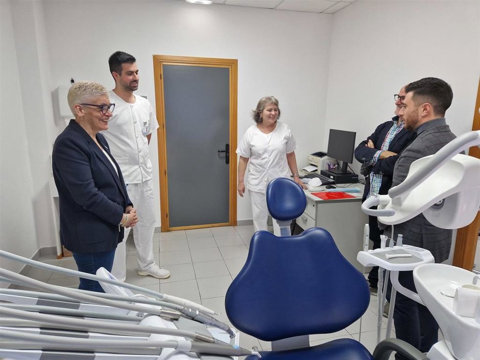 La consejera de Salud, Concepción Saavedra; el odontólogo David de la Puente; la higienista Mercedes Granda; el gerente del área sanitaria III, Miguel Rodríguez, y el alcalde de Cudillero, Carlos Valle.