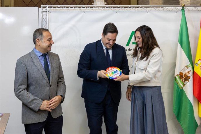 José Luis García recibe de manos de la consejera de Inclusión Social el reconocimiento a la ciudad como 'Espacio libre de LGTBIfobia', en la sede del Gobierno andaluz y en presencia de su delegado en Sevilla.