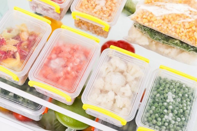 Archivo - Alimentos congelados na geladeira. Vegetais nas prateleiras do freezer.