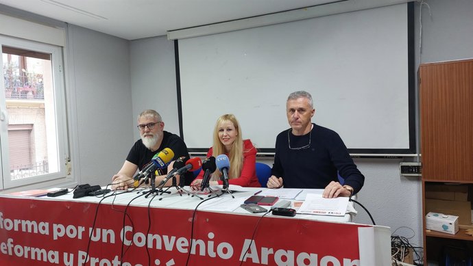 El representante de CGT, Héctor García; la secretaria del Sector de Servicios Sociales de UGT Aragón; y el responsable de Privada y Servicios Socioeducativos de la Federación de Enseñanza de CCOO Aragón, Alberto Echevarría.