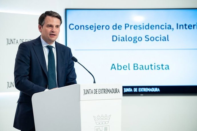 El consejero de Presidencia, Interior y Diálogo Social, Abel Bautista, en rueda de prensa este martes en Mérida.
