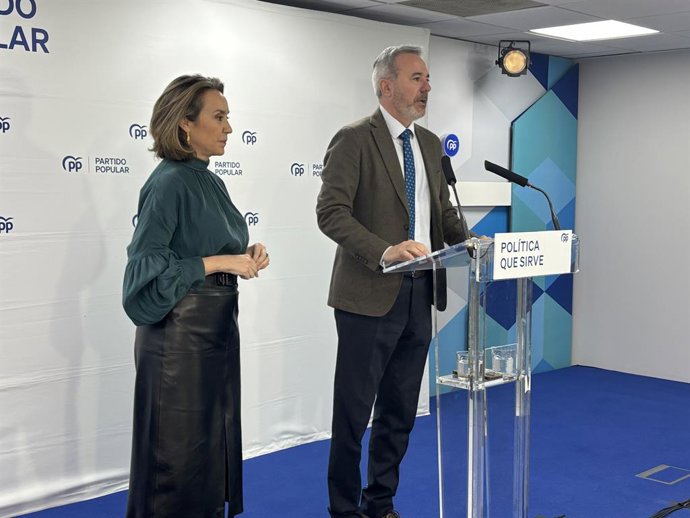 La secretaria general del PP, Cuca Gamarra, y el presidente del PP Aragón y presidente del Gobierno autonómico, Jorge Azcón.