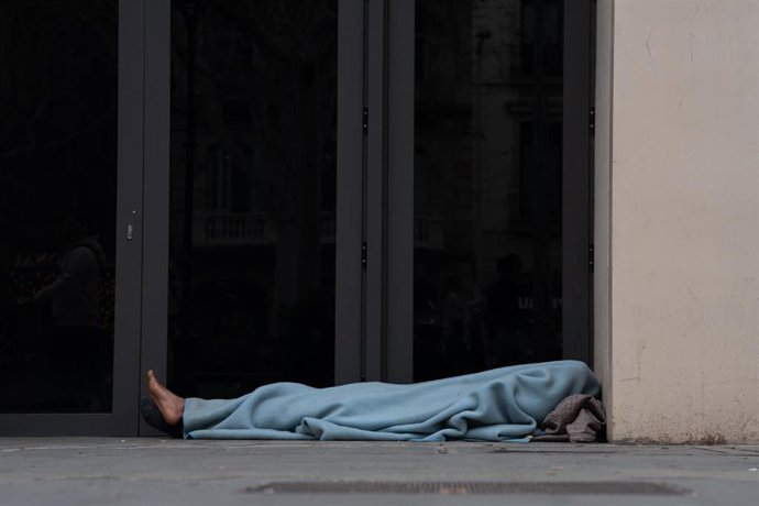 Una persona sin hogar, en el barrio del Raval de Barcelona, a 12 de marzo de 2025, en Barcelona, Catalunya (España).