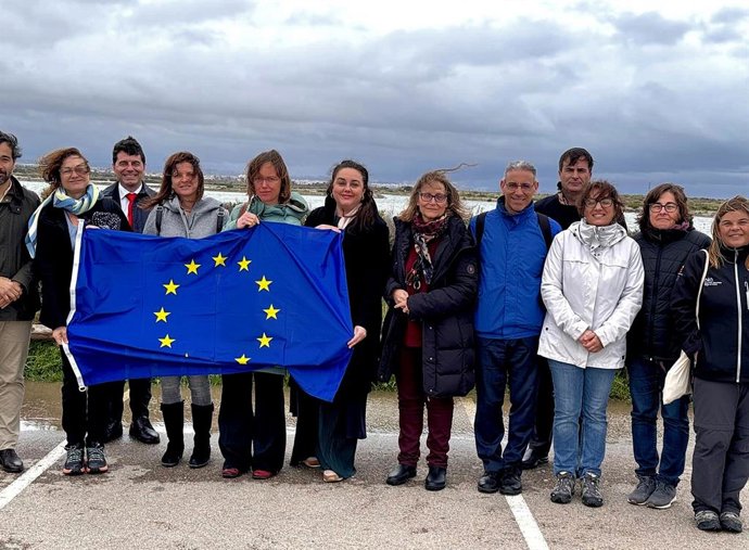 Los asistentes al IV Comité de Seguimiento del programa Feder, durante una de las visitas que realizaron este lunes para conocer las actuaciones que se están desarrollando en el Mar Menor