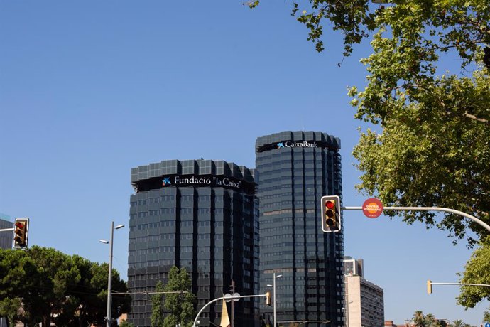 Archivo - Fachada de la sede de CaixaBank en la Avenida Diagonal de Barcelona.