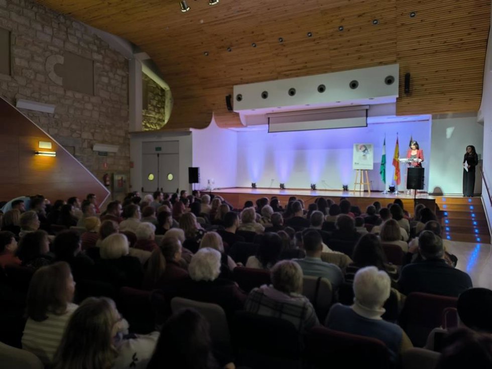 La concejala de Igualdad de Linares, Carmen Muñoz, interviene en la gala donde se representaba la obra.
