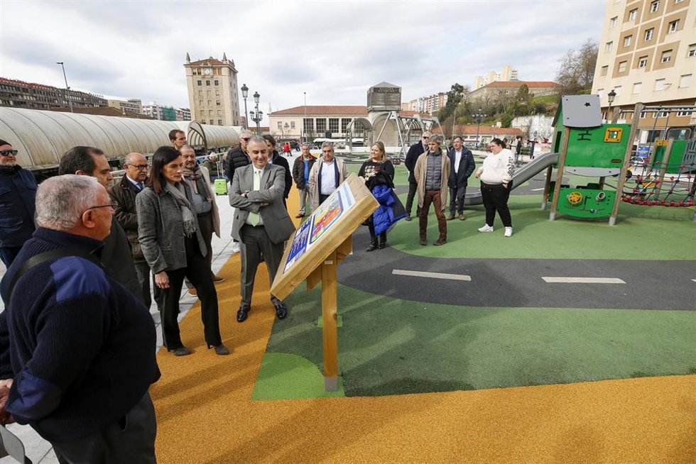 El consejero de Fomento, Vivienda, Ordenación del Territorio y Medio ambiente, Roberto Media, inaugura las obras de mejora de la Plaza de las Estaciones.