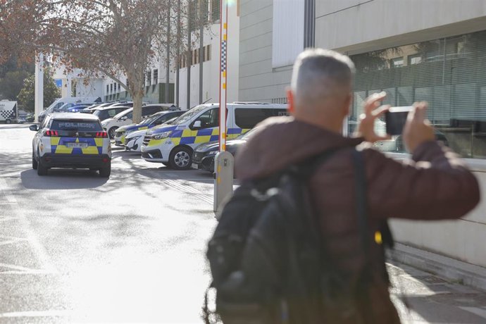 Vista general de la comisaría de la Policía Local de Granada el pasado 18 de febrero cuando agentes de la Unidad de Delincuencia Económica y Fiscal (Udef) de la Policía Nacional incautaron material