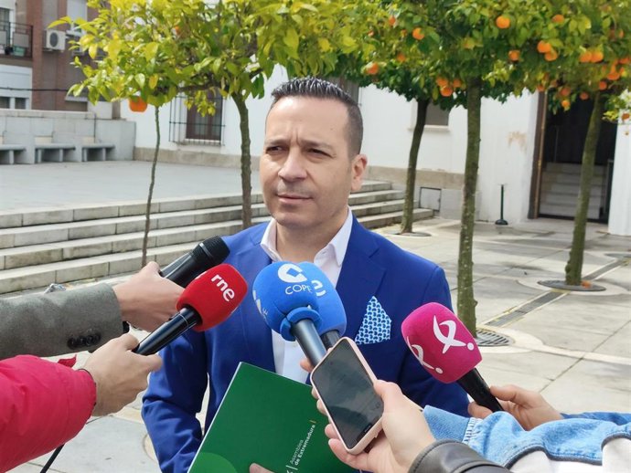 El portavoz de Vox en la Asamblea de Extremadura, Óscar Fernández, en declaraciones a los medios de comunicación en el patio exterior del parlamento regional.