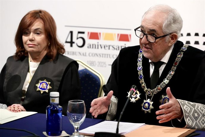 Cándido Conde-Pumpido en rueda de prensa tras celebrar Pleno extraordinario del TC en Cádiz.