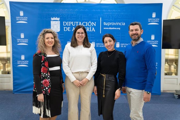 La diputada de Cultura, Cine e Identidad Almeriense, Almudena Morales, junto a los diseñadores Verónica de Sandoval, Nara y Curro Ruiz.