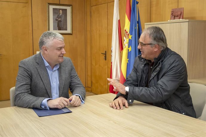 El consejero de Economía, Luis Ángel Agüeros, y el alcalde de Vega de Liébana, Gregorio Alonso