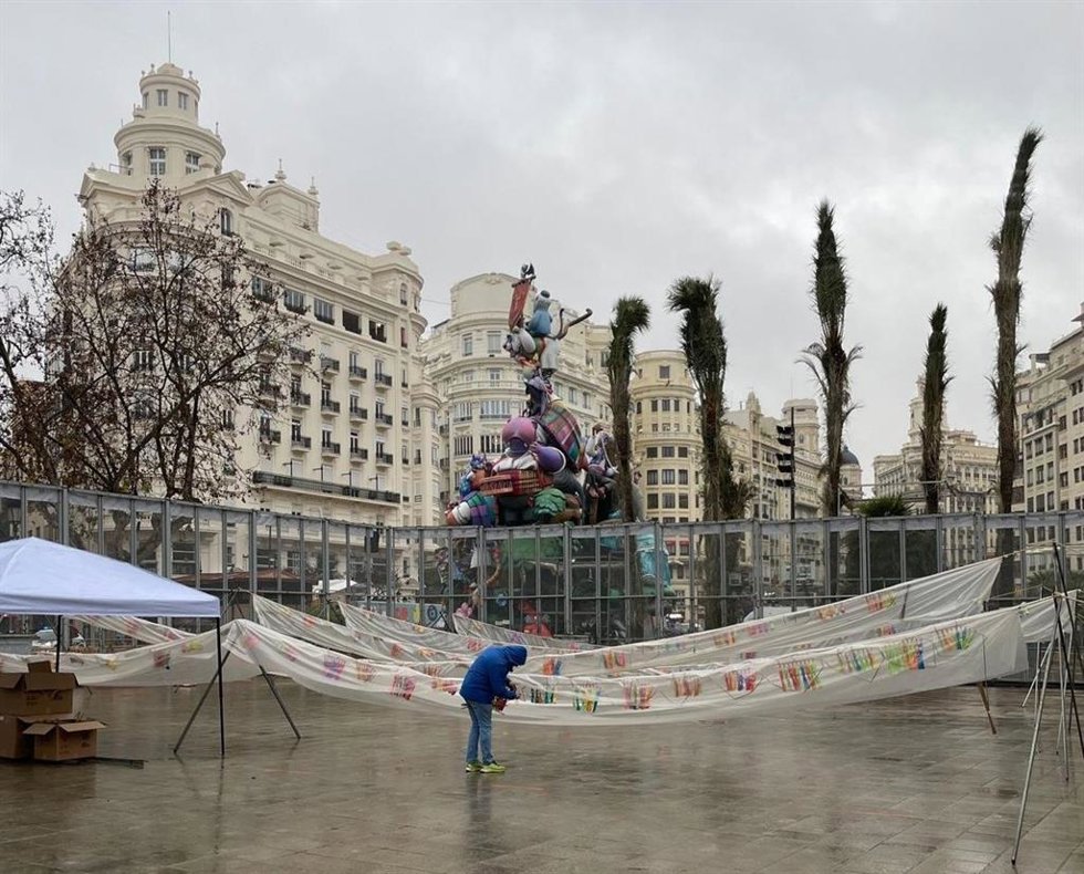 Imagen del montaje, con protección por la lluvia, de la 'masclet' prevista para este 18 de marzo en la plaza del Ayuntamiento de Valncia dentro de los actos de las Fallas 2025.