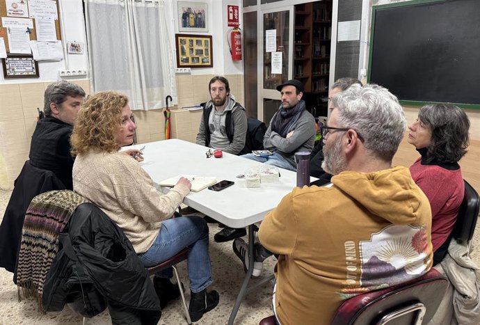 Hornillo aborda con representantes vecinales el futuro de los suelos de Santa Justa.