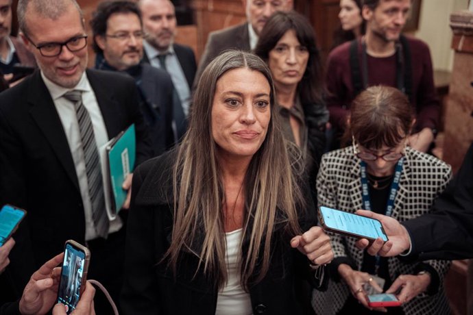 Archivo - Arquivo - A porta-voz da Junts no Congresso, Miriam Nogueras, dá declarações à mídia ao sair de uma sessão plenária extraordinária no Congresso dos Deputados, em 22 de janeiro de 2025, em Madri (Espanha). O Congresso comemora o primeiro