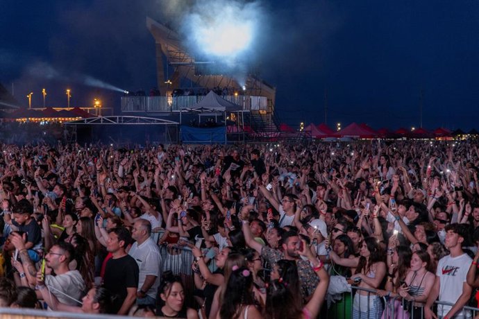 Archivo - Ambiente durante un concierto en el Parc del Fòrum de Barcelona, en una imagen de archivo. 