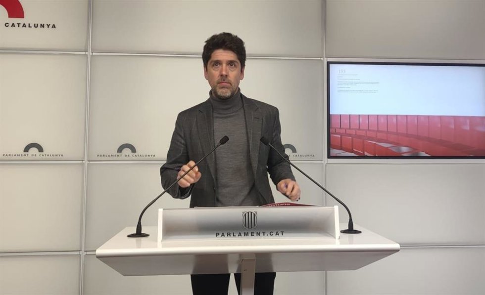 El portavoz de los Comuns en el Parlament, David Cid, en rueda de prensa.