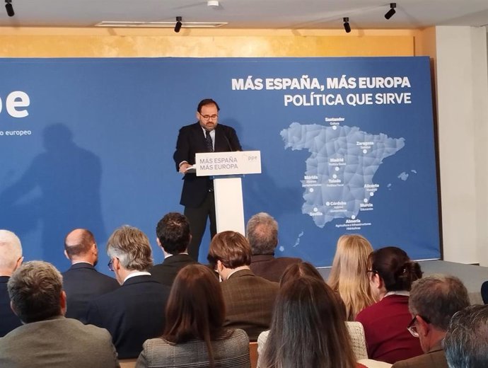 El presidente del Partido Popular de Castilla-La Mancha, Paco Núñez, durante el acto en Toledo.